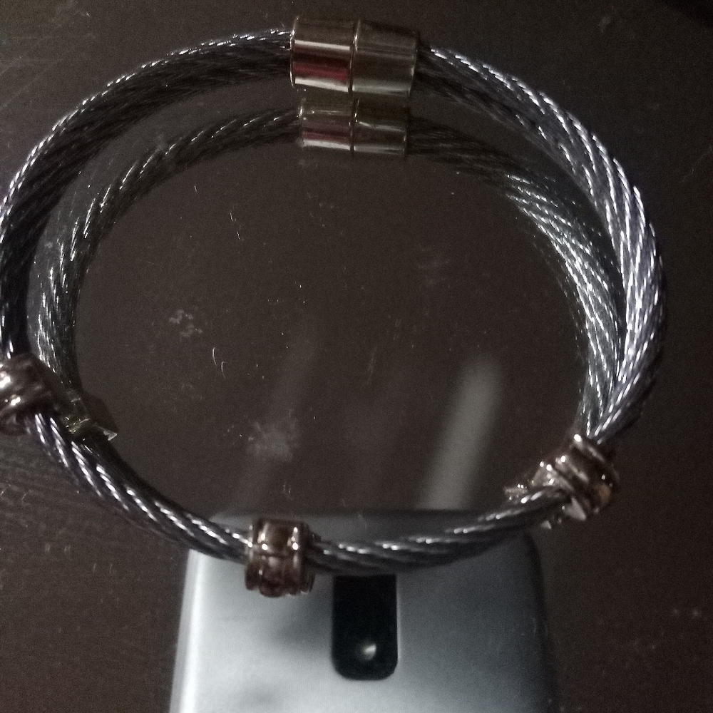 Wire magnetic style bracelet for ladies silver